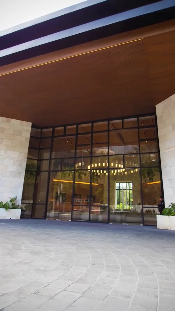 Acceso principal y lobby de Origina Santa Fe